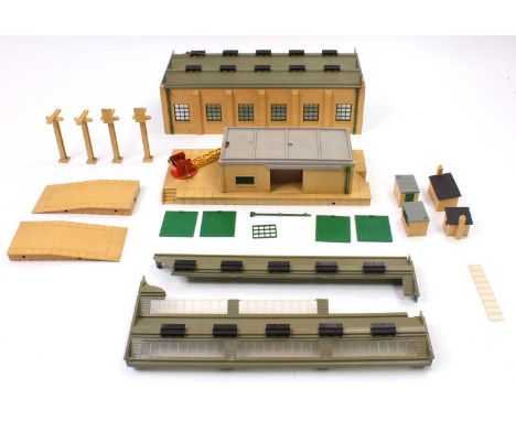 Hornby-Dublo super detail plastic buildings: Engine shed assembled and complete; goods depot complete with an extra set of do