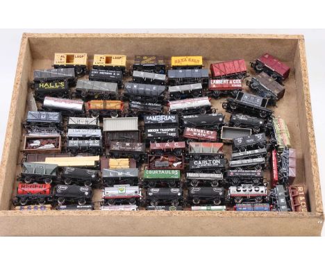 A large tray containing a collection of various loose Hornby Bachmann and similar 00 gauge rolling stock to include open wago