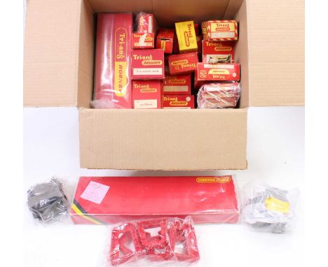 Box of Triang items: R589 Arkitex Ultra Modern Station (M-BM); R400 Signal Control Set (E-BE); with approx. 30 boxed or packe