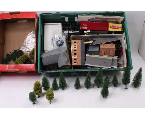 2 trays containing a collection of 00 Gauge Lineside accessories, to include Skaledale Buidlings, various 00 Gauge track, Bac