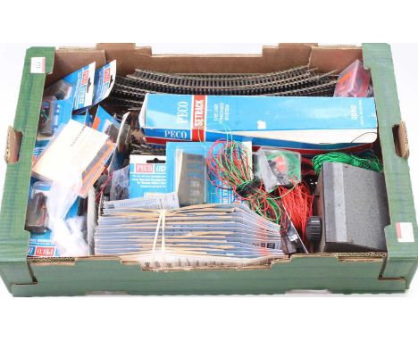 Large tray of new or nearly new Peco track: 9x ST-240 Setrack No. 2 r/h radius points; 13 ditto l/h; large quantity of straig