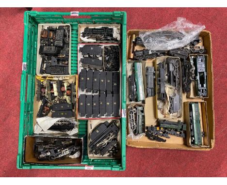 Large tray of 00 gauge loco bodies and tenders. Many tenders are motorised and have plunger pick-ups. Includes two Gaiety 0-6