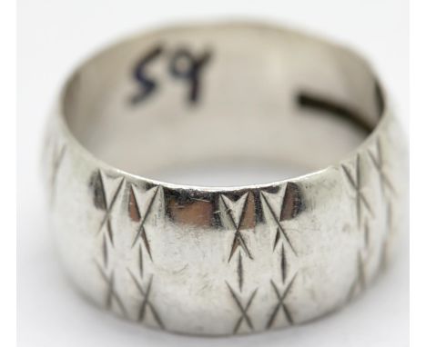 Vintage 1970s diamond cut wedding band, size N/O, W: 10 mm. P&amp;P Group 1 (£14+VAT for the first lot and £1+VAT for subsequ