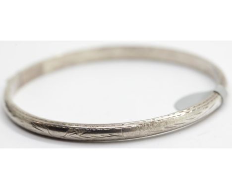 Ladies vintage engraved silver bangle, D: 65 mm, 5.9g. P&amp;P Group 1 (£14+VAT for the first lot and £1+VAT for subsequent l