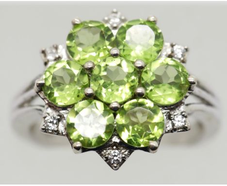 925 silver peridot type stone set ring, size R/S, 5g. P&amp;P Group 1 (£14+ VAT for the first lot and £2+Vat for subsequent l