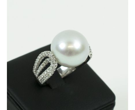 PEARL RING, 18k white gold stamped 750, the shoulders set diamonds.