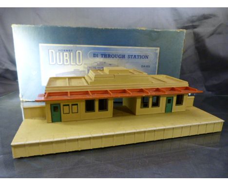 Hornby Dublo D1 through Station DA455 by Meccano. In original box with leaflet. 