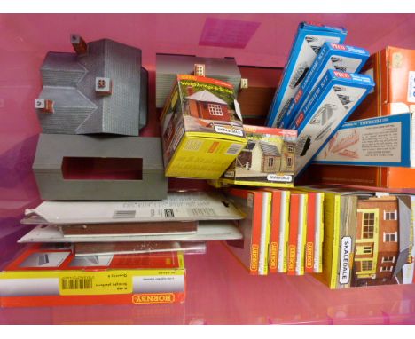 Hornby - Skaledale 00 gauge scale models to include - Four boxed Platform Canopies, Platform sections, three boxed scale mode
