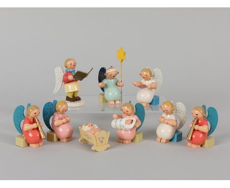 "Wiegegruppe" 8 Engel mit Wiege, Wendt &amp; Kühn, Grünhainichen im Erzgebirge, 20. Jh.Erzgebirgische Holzschnitzkunst des tr