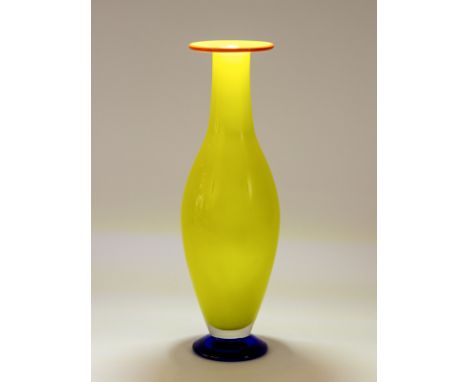 Gefußte Vase, Erika Lagerbielke (*1960), Orrefors, Schweden, 20. JahrhundertZitronengelbes Glas mit Klarglas überfangen, oran