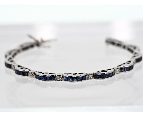Armband mit Saphir-Carrées und kleinen Brillanten, zus. ca. 0,36 ct, 21. Jh.585/- Weißgold; Gesamtgewicht: ca. 15,9 g; 11 hal