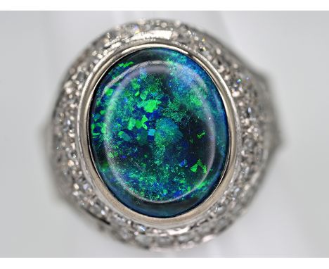 Ring mit natürlichem Opal, ca. 3 ct, und ca. 64 Achtkant-Diamanten, zus. ca. 0,60 ct, 90er-Jahre750/- Weißgold; Gesamtgewicht