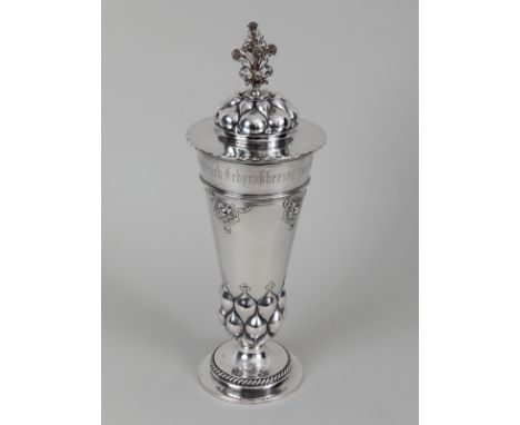Großer Deckelpokal, Wilkens &amp; Söhne, Bremen, Deutschland, 1901800/- Silber; Gesamtgewicht: ca. 880 g; konischer Korpus mi