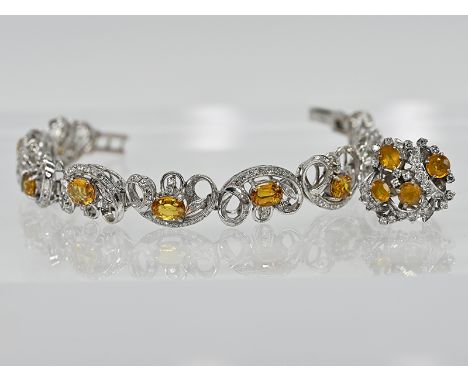 Ring und Armband, 13 gelbe Saphire, zus. ca. 9,5 ct und ca. 171 Achtkant-Diamanten, zus. ca. 1,85 ct, 21. Jh.Silberfarbenes M