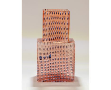 Vase "Metropolis", Bertil Vallien (*1938); Kosta Boda, um 2000Farbloses Glas mit feiner Überfangschicht aus orangefarbenem Gl