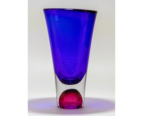 Vase "Zoom", Göran Wärff (1933 - 2022), Kosta Boda, Schweden, 20./21. JahrhundertMassives farbloses Glas mit dunkelblauem Inn