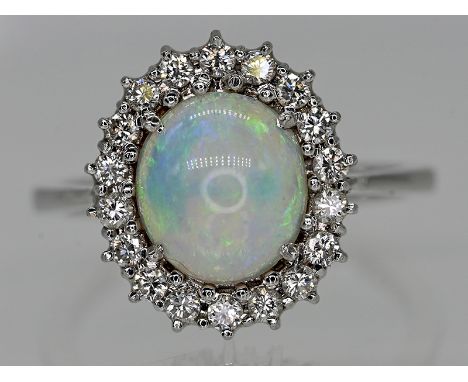 Ring mit Milchopal-Cabochon und 18 kleinen Brillanten, zus. ca. 0,55 ct, 80er-Jahre750/- Weißgold; Gesamtgewicht: ca. 4,4 g; 