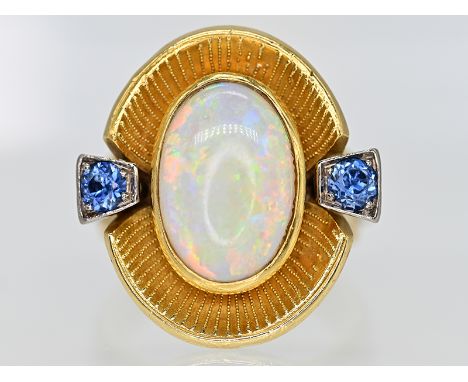 Ring mit 2 Saphiren und Opal-Cabochon, Goldschmiedearbeit, 70er Jahre750/- Gelb- und Weißgold; Gesamtgewicht: ca. 20,7 g; mas