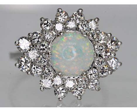 Ring mit Opal-Cabochon 1,63 ct und 32 Brillanten, zus. 2,35 ct, 70er Jahre750/- Weißgold; Gesamtgewicht: ca. 5,9 g; ellipsenf