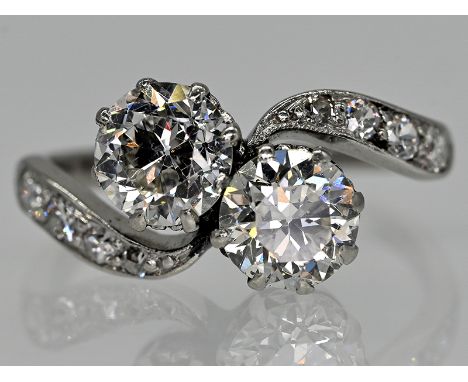 Art Déco Ring mit 2 Altschliff-Diamanten "Moi et Toi" und 8 kleineren Altschliff-Diamanten, zus. ca. 1,51 ct, um 1925 - 1930P