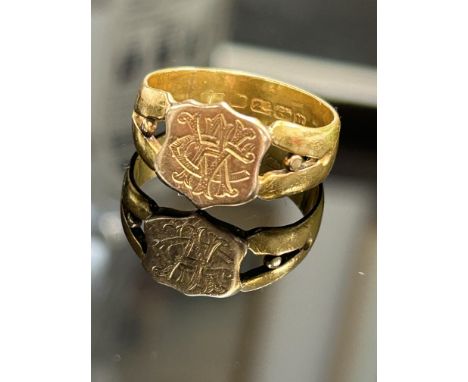 22ct Gold gents signet ring Weight 6.9g Size R 