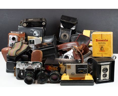 Collection of cameras including cased Zenit-e 35mm SLR, Kodak instamatic 200, cased Kodak Retinette IB, boxed Goodman’s 2 meg