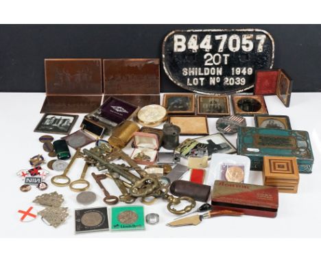 Collection of cigarette lighters to include: Ronson mother of pearl, Ronson engine turned , Rowenta lighter, Kingsway Brass N