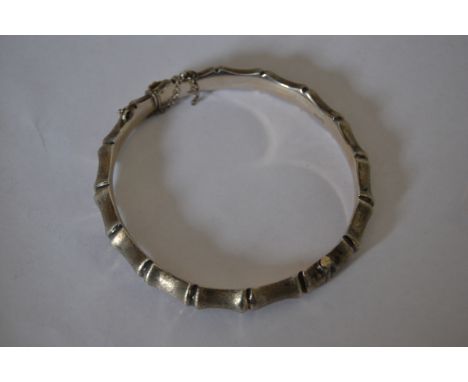 A designer hallmarked 925 silver bone link bracelet bangle with hidden clip clasp and safety chain with vertebrae style decor