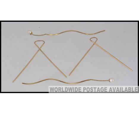 Two pairs of vintage 375 9ct gold chain drop earrings one pair with pearl finial marked 375. Measures 12cms and 8cms.