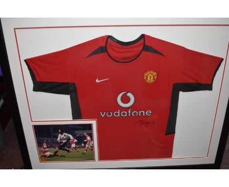 Ryan Giggs. Manchester United Team Shirt (Vodaphone) signed at premiere of Gigg's film 'Ryan Giggs - True Red' at the Odeon M