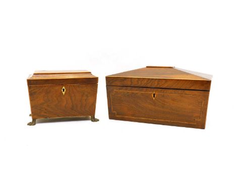 A Regency rosewood tea caddy, of sacorphagus form with boxwood stringing on brass lion's paw feet, 22cm wide, 14cm deep, 15,5