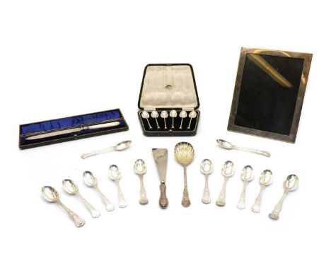 A collection of silver items, to include a cased of teaspoons, by Cooper Brothers &amp; Sons Ltd, Sheffield 1924, six Kings p