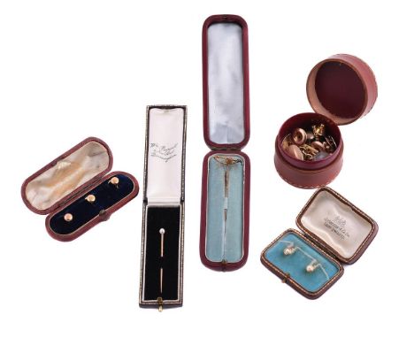 
	
		Y&nbsp;A COLLECTION OF EARLY 20TH CENTURY DRESS ITEMS
		to include a ruby set fox mask and hunting crop stickpin, stampe