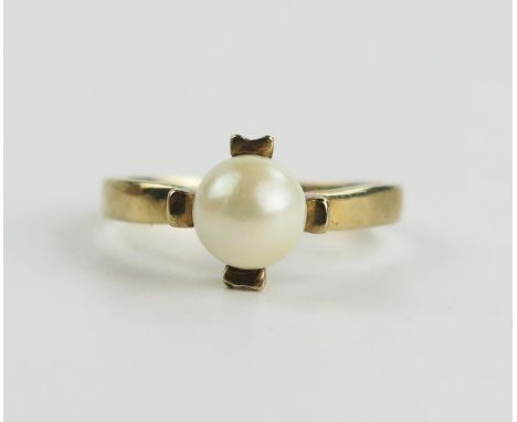 9ct Gold and Pearl Solitaire Ring, size N, 2.7g 