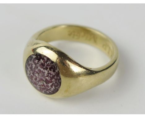 9ct Gold Memorial Ring with inscription, 6.6g 