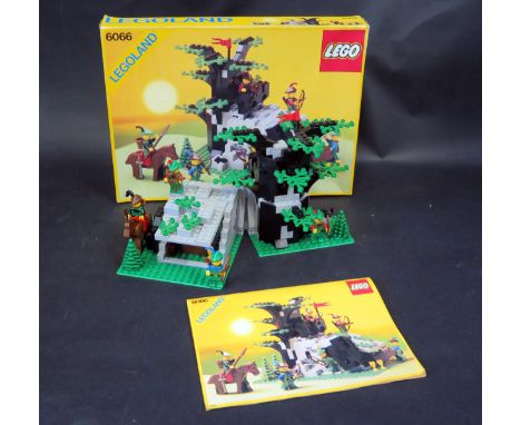 LEGO 6066 Camouflaged Outpost - Castle, Forestmen - complete with manual in good box 