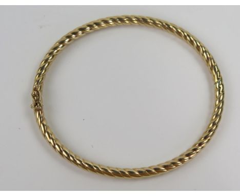 9ct Gold Hinged Bangle, 64x55mm internal diameter, 7.6g 