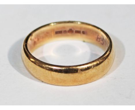 A hallmarked 9ct gold wedding ring, wt. 5.1g, size Q/R.