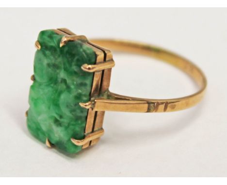 A yellow metal carved jade ring, gross wt. 2.1g, size R.
