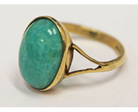 A hallmarked 9ct gold jade cabochon ring, gross wt. 3.4g, size Q.