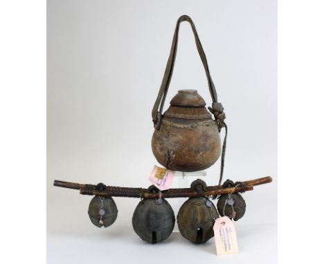 4 Bronzeglocken, Thailand, dazu Kalebassen-Gefäß: 2 größere und 2 kleinere Glocken aus Bronze / Gelbguss, jede mit anhängende
