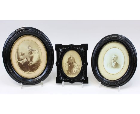 Fa. Adt, Ensheim und Forbach, 3 Pappmaché - Rahmen, Schwarzlack, um 1900, davon 2 reliefierte ovale Rahmen mit Aufhängern (27