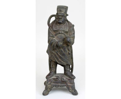 Kriegerfigur wohl des Zhen Wu, Bronze mit Resten von Vergoldung, China 17./18. Jh., stehend auf mitgegossenem Sockel auf 4 Fü