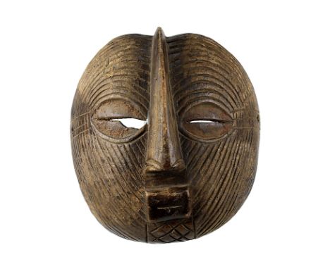 Runde Maske Kifwebe, Luba, D. R. Kongo, Holz geschnitzt und dunkel patiniert, Augen mit Resten von faserigem Überzug, runde g