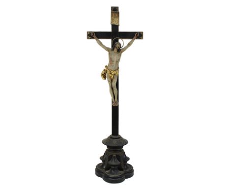 Standkreuz im gotischen Stil, deutsch M. 19. Jh., Kreuz u. Dreipass-Sockel aus Holz, schwarz gefasst und mit partieller Goldb