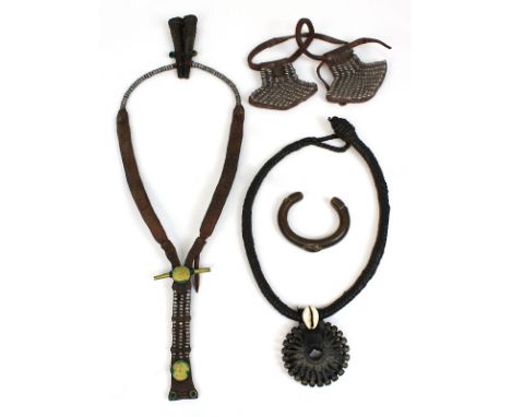 4 Schmuckstücke aus dem südlichen bzw. westlichen Afrika: 2 Schmuckstücke der Himba (Namibia), Leder mit Aluminiumperlen, ein