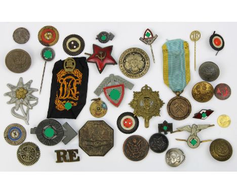 Konvolut Abzeichen, meist Deutsches Reich 1933 - 1945, u.a.: Leistungsabzeichen HJ, mit Matrikelnummer u. Miniatur; HJ Raute;