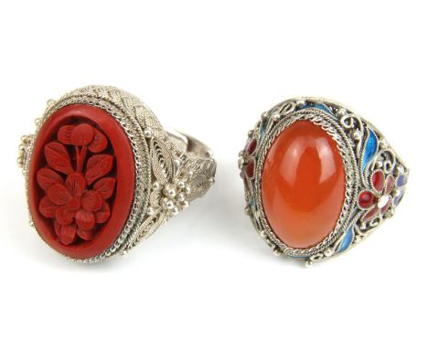 2 Silberringe: Silberring mit Karneol-Cabochon und farbigem Email sowie Silberring mit floral geschnitztem Rotlack, China Mit