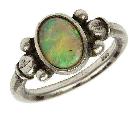 Silberring mit Opal, Hermann Grewenig, Saarbrücken 1990er Jahre, gepunzt 925, Ringgröße 53,5, Opalcabochon 0,9 x 0,7 cm. 4036