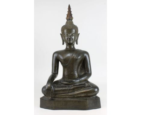Großer Bronze-Buddha, Siam wohl um 1800, Buddha in Meditationshaltung auf glattem mehreckigem Sockel sitzend, die rechte Hand